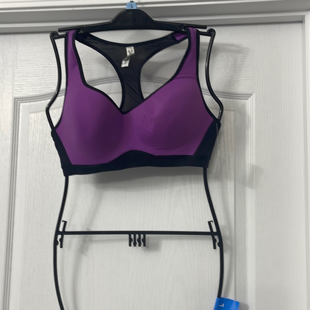 NWT.  Under Armour Heat Gear Sports Bra. Size 36C. Compression.